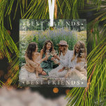 Moderne Best Friends Foto & Name/s | Bestie Glass Ornament Aus Glas<br><div class="desc">Erinnern Sie sich an eine Freundschaft mit diesem eleganten,  bestickten Foto-Glas-Ornament. Das Design zeigt ein von Ihnen ausgewähltes Bild,  gerahmt mit der weißen Typografie 'BEST FRIENDS' mit niedlichen kleinen Herzklappen und Namen/s. Macht das perfekte Geschenk zum Geburtstag,  Weihnachten oder einfach nur,  weil! Der gesamte Text ist leicht anpassbar.</div>
