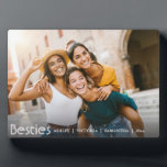 Moderne beste Freunde für immer Freundschaft Fotoplatte<br><div class="desc">Feiern Sie Ihre unzerbrechliche Bindung mit diesem niedlichen und einfachen, benutzerfreundlichen Foto-Display für die besten Freunde. Diese stilvolle BESTE FREUNDIN-Plakette besticht durch Ihr beliebtes horizontales Foto mit "besties", elegant in weißer Schrift überlagert. Diese Plakette ist ein idealer Frauenpfeiler und macht einen nachdenklichen Abschluss oder eine sinnvolle Art, besondere Erinnerungen zu...</div>