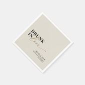Moderne Betrunken in der Liebe Beige Taupe Hochzei Serviette (Ecke)