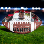 Moderne Bezeichnung und Foto halten Geschenk Football<br><div class="desc">Gedenken Sie besondere Momente mit unserem Individuelle Name und Text Foto Keepake Geschenk American Football. Mit diesem personalisierten Fußball können Sie einen Namen, einen benutzerdefinierten Text und ein hochgehaltenes Foto hinzufügen und so ein einzigartiges Medaillon für Spieler, Trainer oder Fans schaffen. Es ist mit hochwertigen Materialien gefertigt und eignet sich...</div>