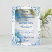 Moderne Biue & White Overlay Blume Hochzeit Einladung (Stehend Vorderseite)