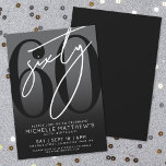 Moderne Black 60. Geburtstagsparty Einladung<br><div class="desc">Feiern Sie 60 Jahre im Stil mit diesem modernen grauen bis schwarzen Gefälle 60. Geburtstag Party Einladung. Das Design zeichnet sich durch eine große schwarze "60" über die meisten Karten aus, die mit einem handgeschriebenen, weißen "60"-Skript überlagert ist, der für ein kühnes, zeitgemäßes Aussehen sorgt. Die Details des Party liegen...</div>
