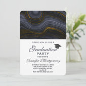 Moderne Black and Gold Agate & Graduation Cap Einladung (Stehend Vorderseite)