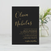 Moderne Black and Gold Script Monogram Wedding Einladung (Stehend Vorderseite)