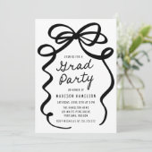 Moderne Black Bow Foto Graduation Party Einladung (Stehend Vorderseite)