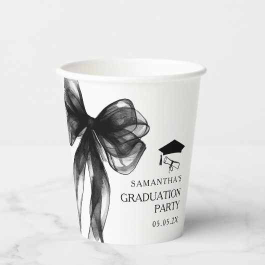 Moderne Black Bow Graduation Party Pappbecher (Vorderseite)