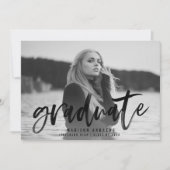 Moderne Black Brush Script Foto Graduation Party Einladung (Vorderseite)