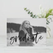Moderne Black Brush Script Foto Graduation Party Einladung (Stehend Vorderseite)