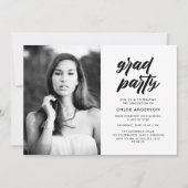 Moderne Black Brush Script Foto Graduation Party Einladung (Vorderseite)