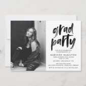 Moderne Black Brush Script Foto Graduation Party Einladung (Vorderseite)