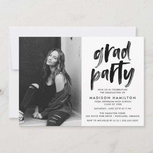 Moderne Black Brush Script Foto Graduation Party Einladung (Vorderseite)
