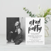 Moderne Black Brush Script Foto Graduation Party Einladung (Stehend Vorderseite)