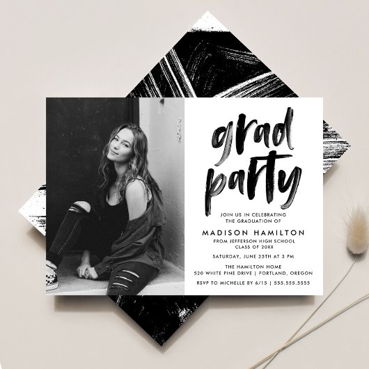 Moderne Black Brush Script Foto Graduation Party Einladung
