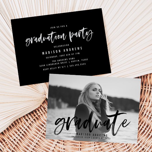 Moderne Black Brush Script Foto Graduation Party Einladung