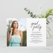 Moderne Black Brush Script Foto Graduation Party Einladung (Stehend Vorderseite)