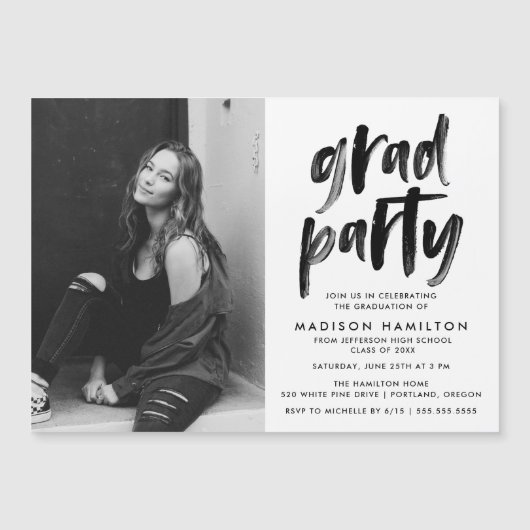 Moderne Black Brush Script Foto Graduation Party Magneteinladung (Vorderseite)