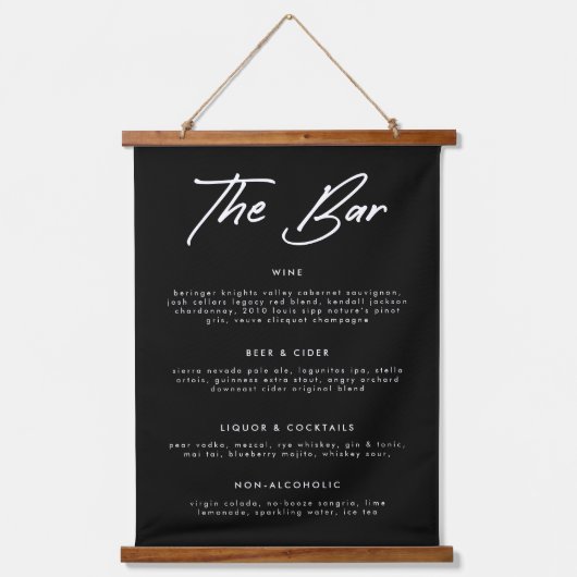 Moderne Black Calligraphy Drinks Wedding Bar Menu Wandteppich Mit Holzrahmen (Vorderseite)