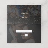 Moderne Black Gold 2 Foto Overlay-Hochzeit Platzkarte (Außenseite Aufgefaltet)