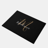 Moderne Black Gold Monogram Chic Girl Script Name Fußmatte (Schrägansicht)