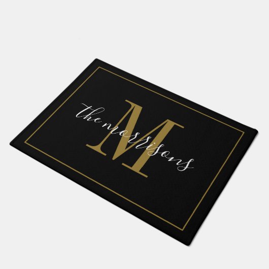 Moderne Black Gold Monogram Newlyweds Wedding Fußmatte (Schrägansicht)