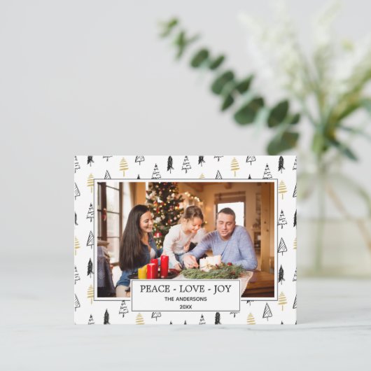 Moderne Black & Gold Peace Liebe Joy Christmas Tre Ankündigungspostkarte (Stehend Vorderseite)