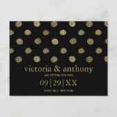Moderne Black & Gold Polka Dots Save the Date Ankündigungspostkarte (Vorderseite)