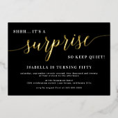 Moderne Black & Gold Script Überraschung Geburtsta Folieneinladung (Vorderseite)