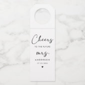 Moderne Black Handwriting Script Cheers Future Mrs Flaschenanhänger (Vorderseite)