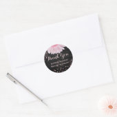 Moderne Black Pink Daisy Wedding Runder Aufkleber (Umschlag)