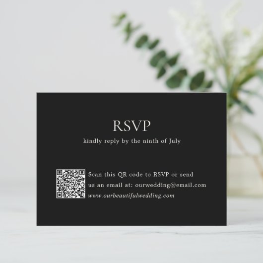 Moderne Black QR Code Elegante Hochzeit RSVP Karte (Stehend Vorderseite)