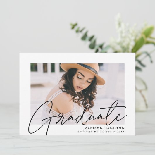 Moderne Black Script Foto Graduation Party Einladung (Stehend Vorderseite)