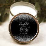 Moderne Black Silver Glitzer Edge Wedding Runder Aufkleber<br><div class="desc">Dieser elegante,  moderne Hochzeitsaufkleber zeichnet sich durch ein Imitat silberner Glitzer-Design am oberen und unteren Rand aus. Passen Sie den silbergrauen Text auf schwarzem Hintergrund einfach an,  mit den Namen des Paares in handschriftlicher Kalligraphie über einen großen Ampersand.</div>
