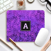 Moderne Blätter aus Monogramm, lila Mousepad