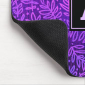 Moderne Blätter aus Monogramm, lila Mousepad (Ecke)