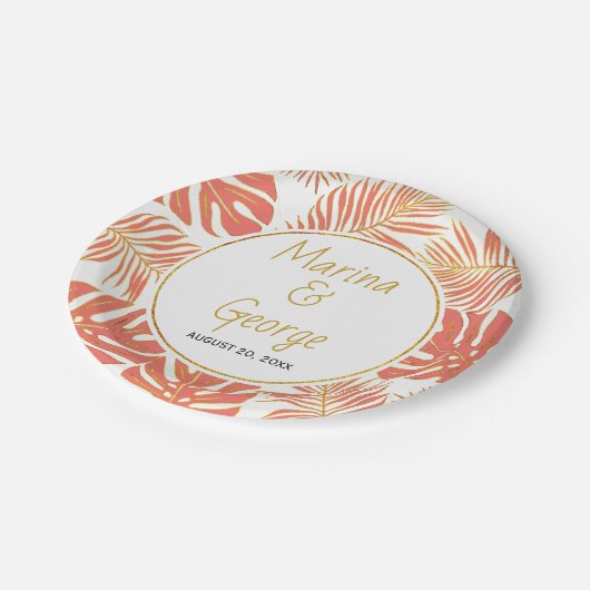 Moderne Blätter in den Farben Korallen und Gold Pappteller (Schrägansicht)