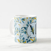 Moderne Blätter Navy Blue Gold "Letter M" Kaffeetasse (Vorderseite Links)