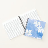 Moderne blaue Aquarellfarben und Blätter aus weiße Notizblock (Innenseite)