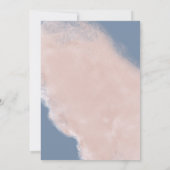 Moderne, blaue Blumen Blush Hochzeit Einladung (Rückseite)