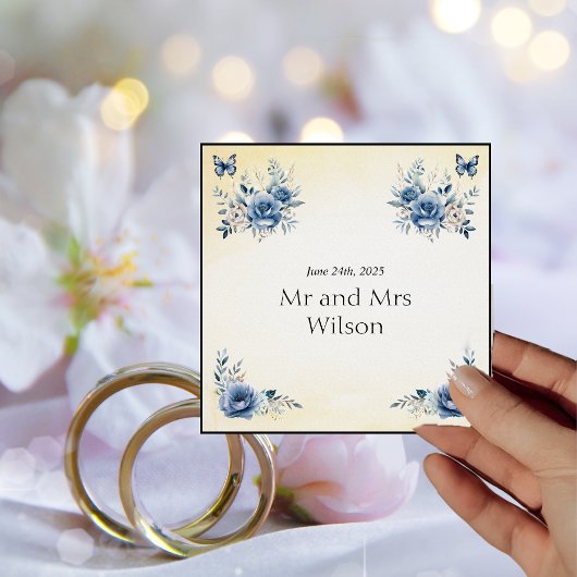 Moderne blaue Blumen und Schmetterlinge Hochzeitse Serviette