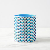 Moderne blaue Dreiecke Geometrie Tasse (Zentrum)