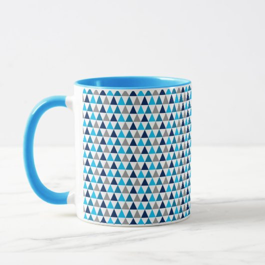 Moderne blaue Dreiecke Geometrie Tasse (Links)