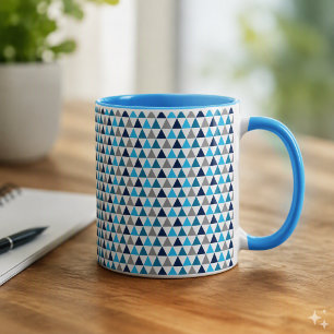 Moderne blaue Dreiecke Geometrie Tasse