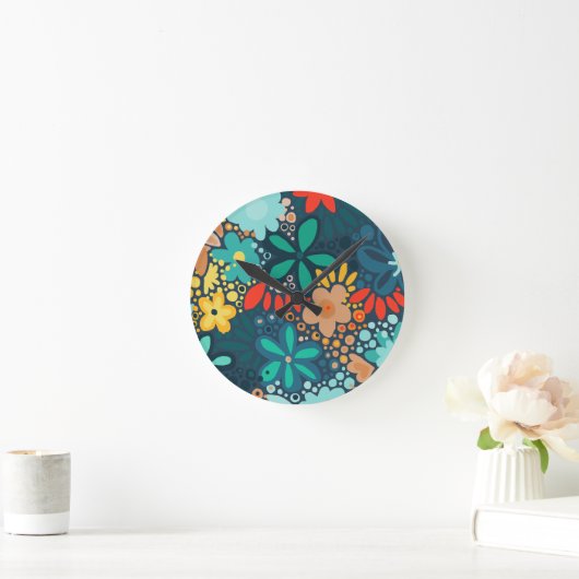 Moderne blaue dunkle Blumen Runde Wanduhr (Zuhause)