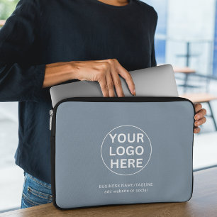 Moderne, blaue Firmenlogos und Textwerbung Laptopschutzhülle