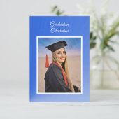 Moderne blaue Gradient-Grad-Pary-Einladung Beilage Karte (Stehend Vorderseite)