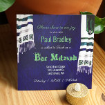 Moderne blaue, grüne Tallit Bar Mitzvah Einladung<br><div class="desc">Feiern Sie Ihre Bar Mitzvah mit wunderschönen blauen,  grünen und aquamarinen Gebetshütten,  die eine hellblaue Pinselstrichtextur überragen. Vivide blaue RSVP-Karten mit koordinierten Rücksendeadressen-Aufklebern und andere blaue und/oder grüne Bar Mitzvah Talis werden das Aussehen eines modernen traditionellen Festes vervollständigen. Hinter silber und königsblau in dieser Sammlung.</div>