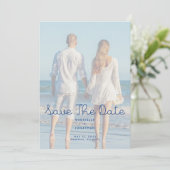 Moderne blaue handgeschriebene Hochzeitsfoto  Save The Date (Stehend Vorderseite)