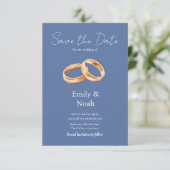 Moderne blaue Hochzeitsringe Save The Date Karte (Stehend Vorderseite)