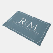 Moderne blaue Monogramm-Türmatte Fußmatte (Schrägansicht)