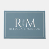 Moderne blaue Monogramm-Türmatte Fußmatte (Vorderseite)